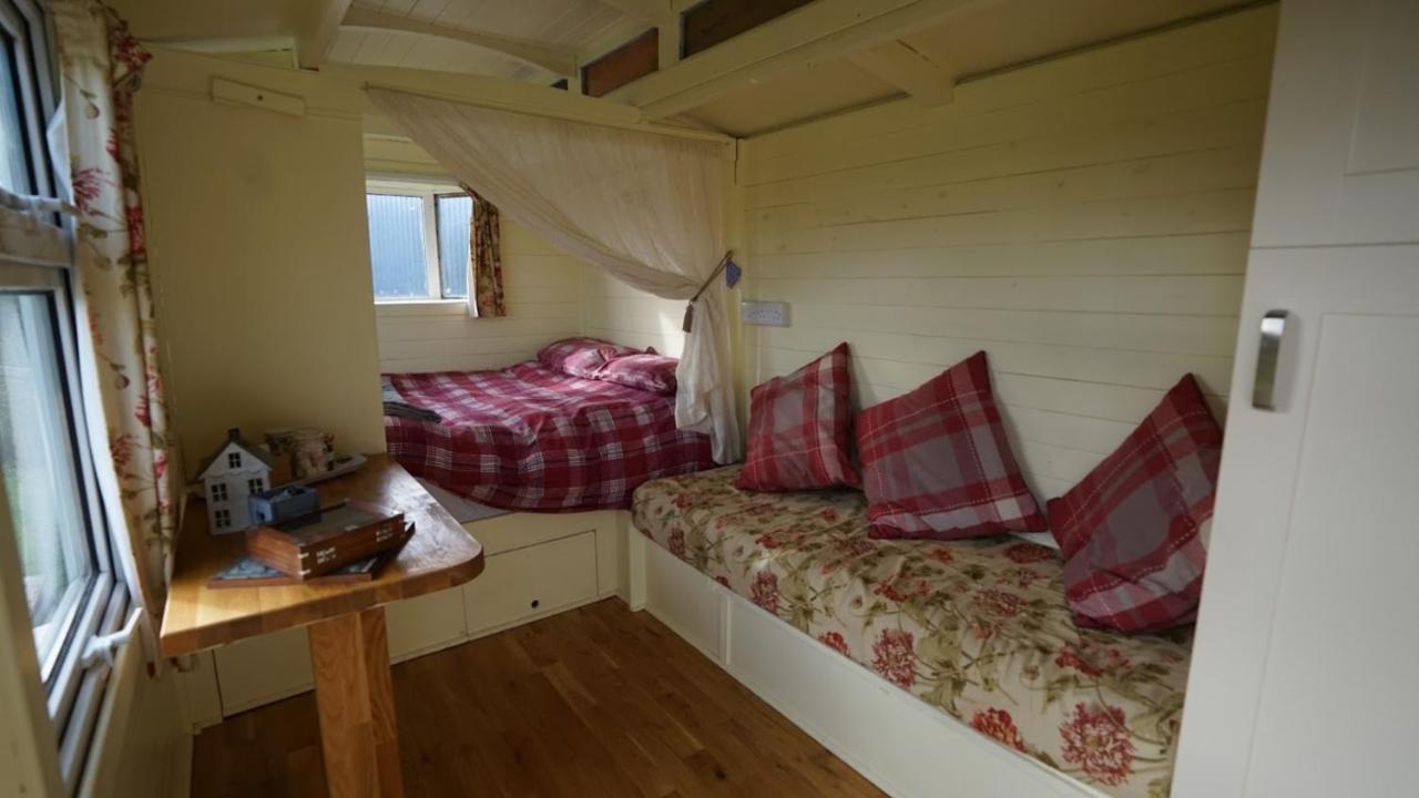 Showman's Hut Westcote *