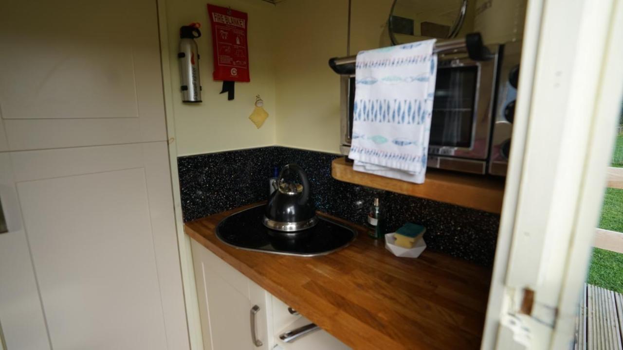 Showman's Hut Westcote Holiday home