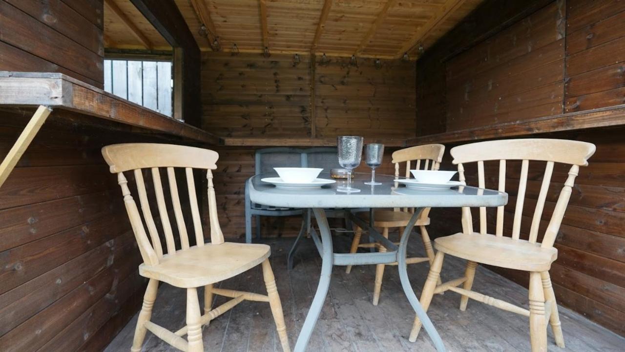 Showman's Hut Westcote *
